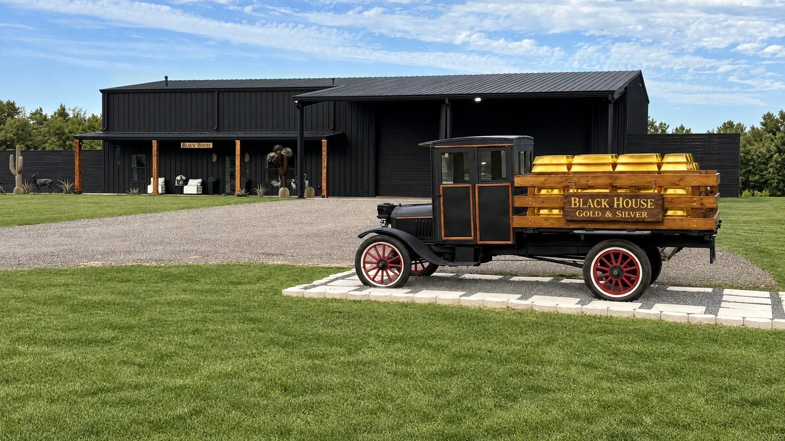 Nuestro Model TT de 1918 enfrente de Black House Gold & Silver en West Friendswood. Reproducir video.